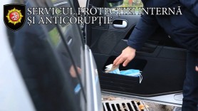Ofițeri de sector din cadrul IP Botanica, reținuți în flagrant pentru luare de mită